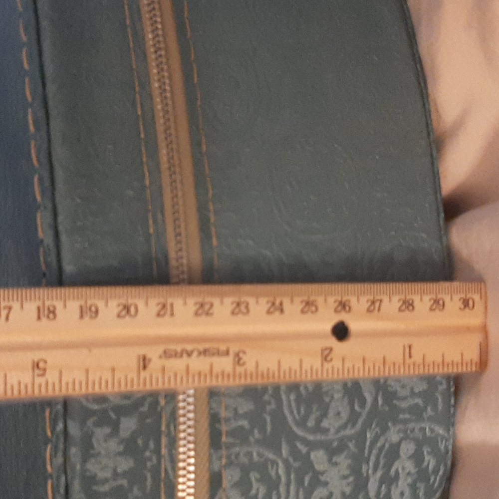 VTG Embossed Teardrop Travel Bag - Picture 14 of 15